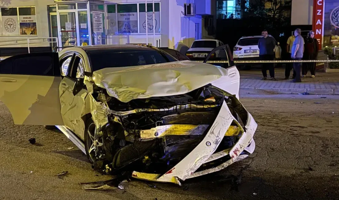 Adana’nın Kozan ilçesinde bir otomobil ile iki SUV aracın birbirine