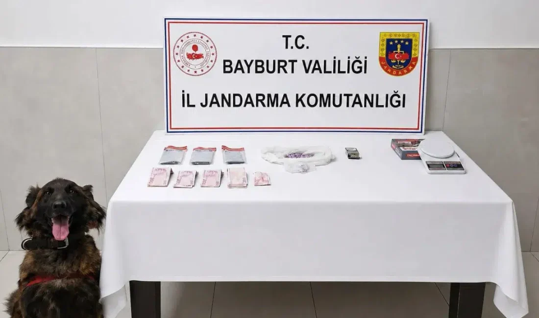 İstanbul’dan getirdikleri uyuşturucu maddeleri Bayburt’taki bir köy evinde piyasaya süren