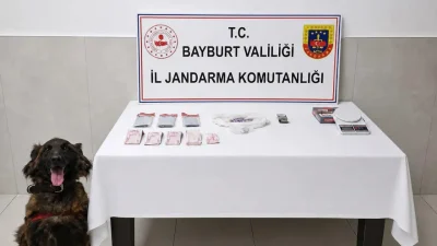 İstanbul’dan getirdikleri uyuşturucu maddeleri Bayburt’taki bir köy evinde piyasaya süren