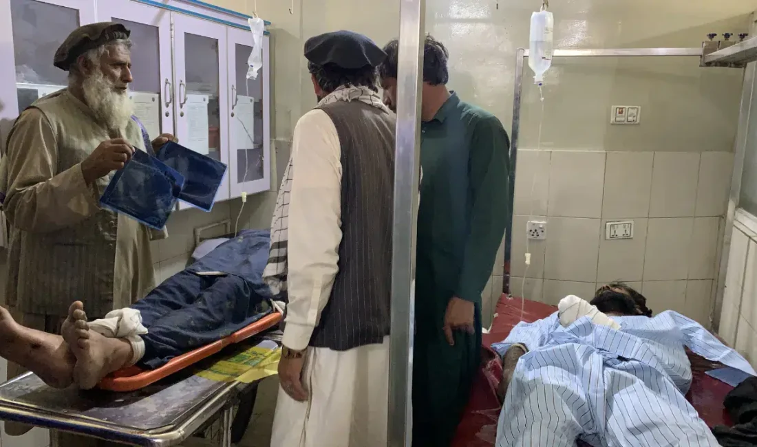 Afganistan’ın Laghman vilayetinde, Pakistan’dan dönen mültecileri taşıyan bir kamyonun devrilmesi