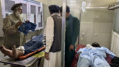 Afganistan’ın Laghman vilayetinde, Pakistan’dan dönen mültecileri taşıyan bir kamyonun devrilmesi