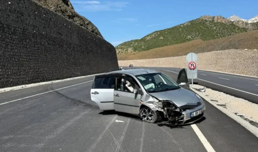Bitlis’te sürücüsünün direksiyon hakimiyetini kaybetmesi sonucu kontrolden çıkan otomobilin kaza