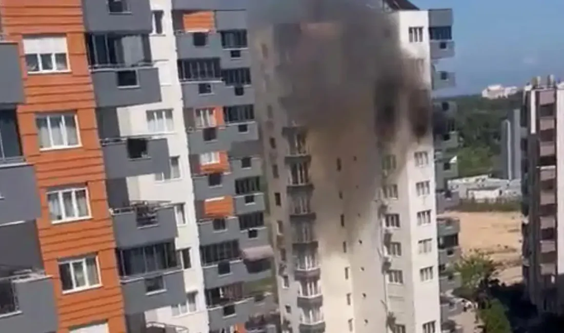 Antalya’da 12 katlı bir apartmanın 9. katında çocukların oyun oynadığı
