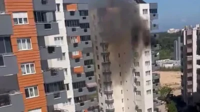 Antalya’da 12 katlı bir apartmanın 9. katında çocukların oyun oynadığı