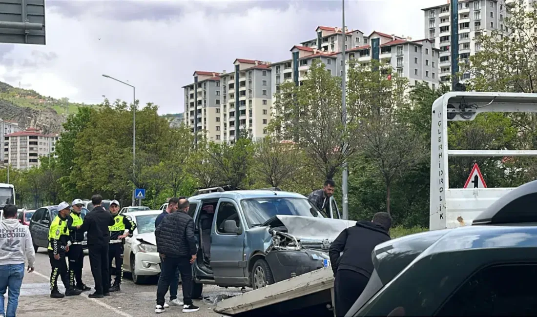 Gümüşhane’de aniden sıkışan trafikte duran araçların birbirine zincirleme şekilde girmesiyle