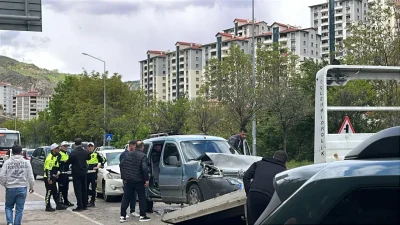 Gümüşhane’de yoğun trafik nedeniyle duran araçların birbirine girmesi sonucu adeta