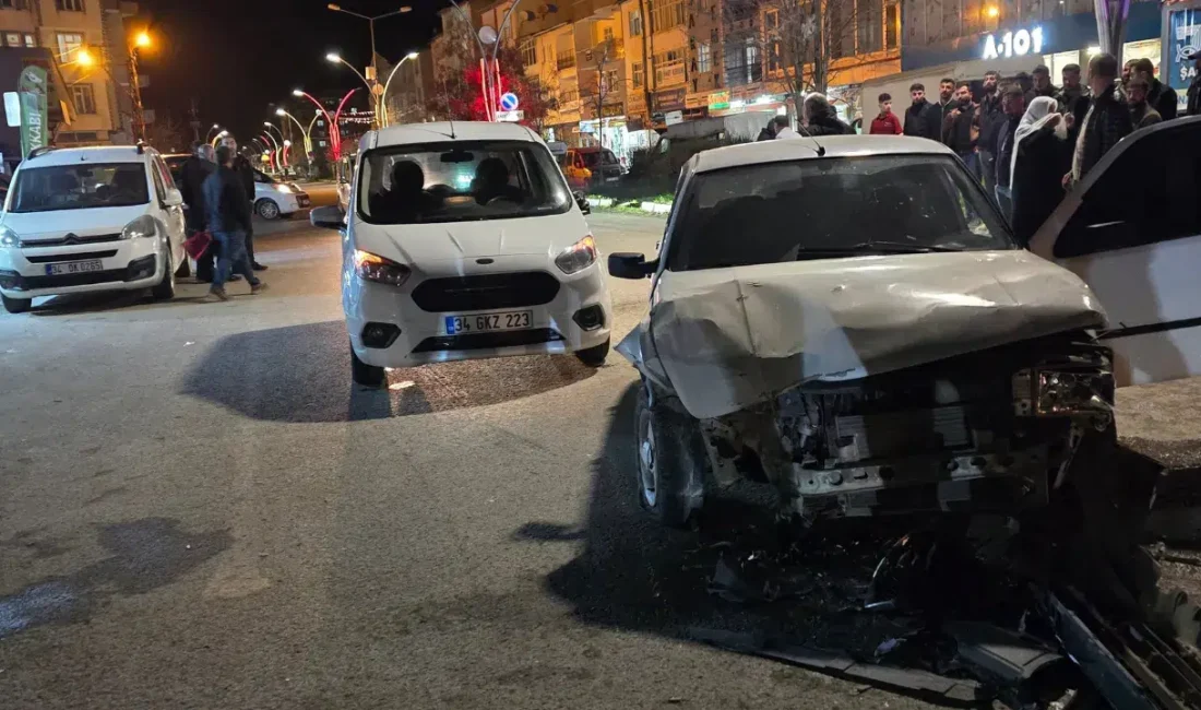 Van’ın Muradiye ilçesinde üç aracın birbirine girdiği trafik kazası bölgede