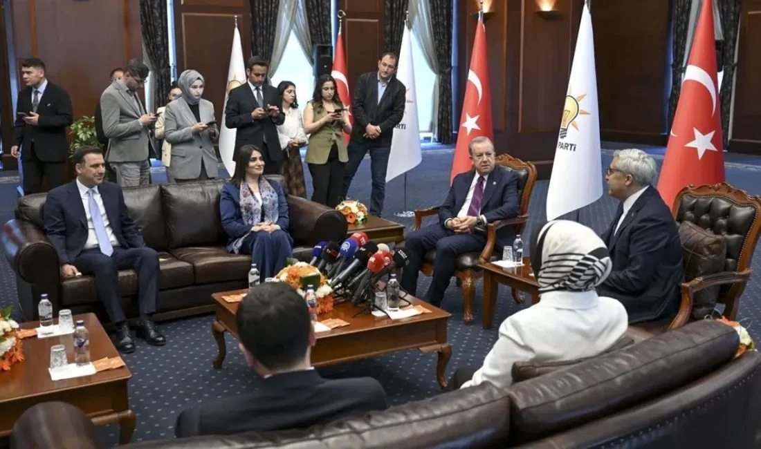 Siyaset sahnesinde geleneksel bayramlaşma trafiği tüm hızıyla sürerken, AK Parti