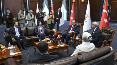 Siyaset sahnesinde geleneksel bayramlaşma trafiği tüm hızıyla sürerken, AK Parti