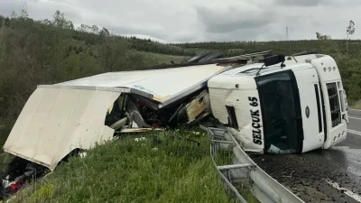 Afyonkarahisar’ın Şuhut ilçesinde meydana gelen trafik kazasında kontrolden çıkan kamyonet