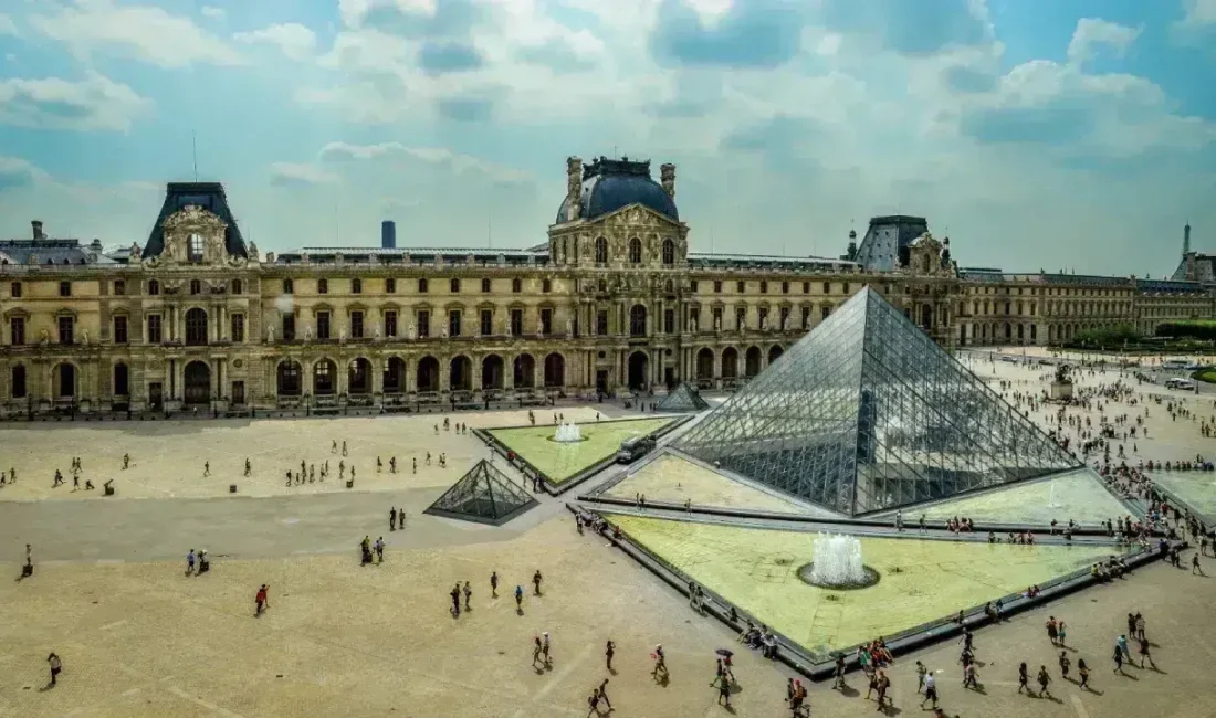 Dünyanın en çok ziyaret edilen sanat merkezlerinden biri olan Louvre