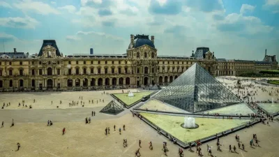 Dünyanın en çok ziyaret edilen sanat merkezlerinden biri olan Louvre