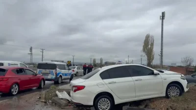 Eskişehir’de iki otomobilin çarpışması sonucu meydana gelen kazada 10 yaşındaki