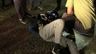 Adıyaman’ın Yeni Mahalle semtinde seyir halindeki bir motosikletin yoldaki çukura