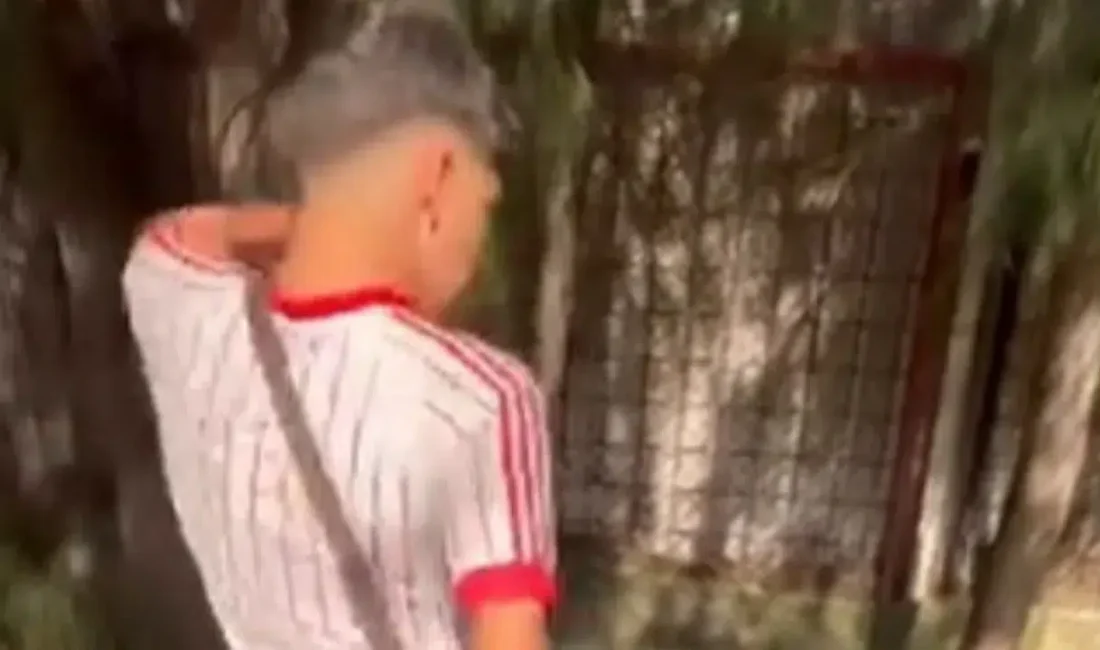 İzmir’in Buca ilçesinde sokak ortasında uyuyan savunmasız yaşlı adamın yüzüne