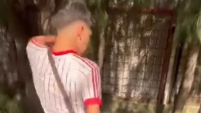 İzmir’in Buca ilçesinde sokak ortasında uyuyan savunmasız yaşlı adamın yüzüne