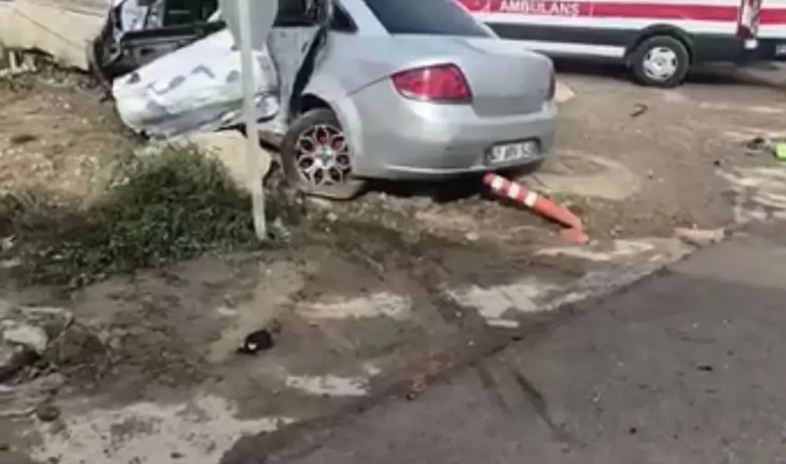 Kocaeli’nin İzmit ilçesinde meydana gelen feci kazada, otomobil ile belediye
