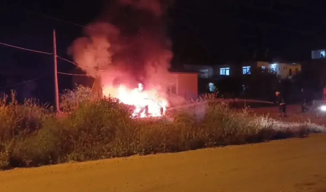 Antalya’nın Serik ilçesinde yol kenarında park halindeyken aniden yanmaya başlayan