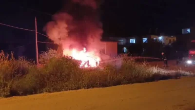Antalya’nın Serik ilçesinde yol kenarında park halindeyken aniden yanmaya başlayan