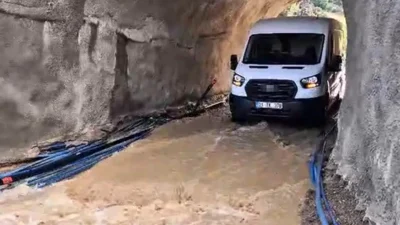 Gaziantep’in İslahiye ilçesinde aniden bastıran şiddetli yağış, hayatı felç ederken