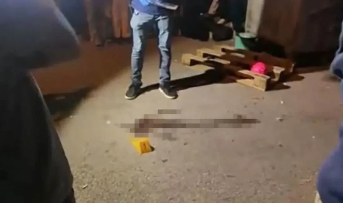 İzmir’in Karabağlar ilçesinde sokakta oyun oynadığı sırada okul servisinin altında
