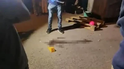 İzmir’in Karabağlar ilçesinde sokakta oyun oynadığı sırada okul servisinin altında