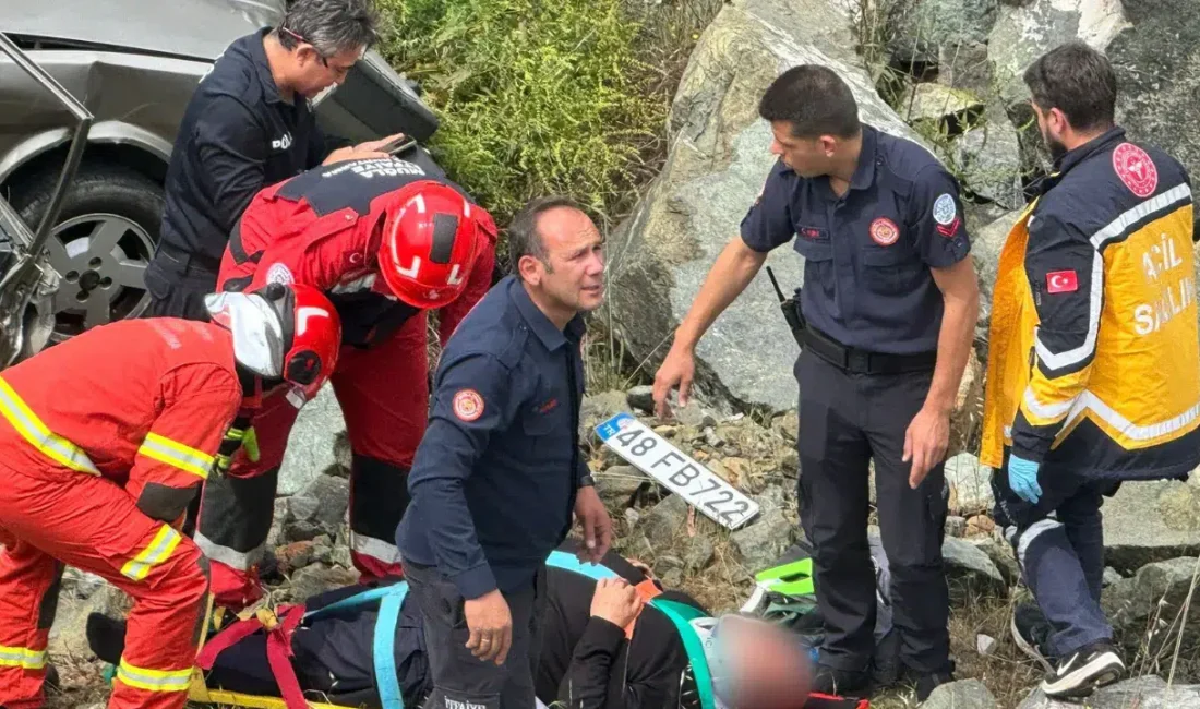 Muğla’nın Ortaca ilçesinde kontrolden çıkan bir otomobilin metrelerce yüksekten uçuruma
