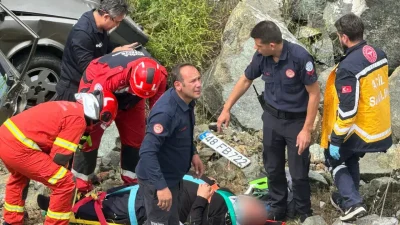 Muğla’nın Ortaca ilçesinde kontrolden çıkan bir otomobilin metrelerce yüksekten uçuruma