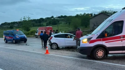 Adıyaman’da iki otomobilin çarpışması sonucu meydana gelen feci kazada adeta