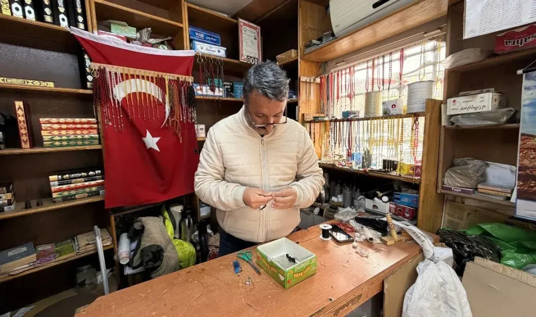 Kayseri’de 8 metrekarelik dükkanında 30 yıldır tespihlere hayat veren Bekir