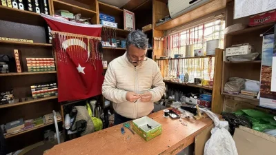 Kayseri’de 8 metrekarelik dükkanında 30 yıldır tespihlere hayat veren Bekir
