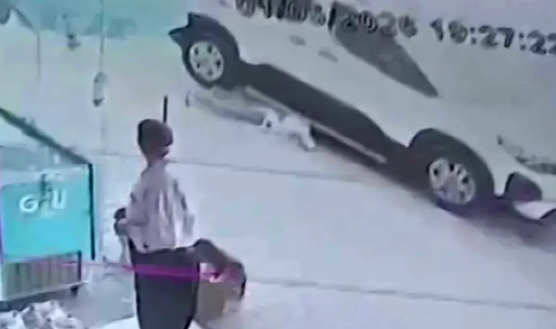 Adana’nın Yüreğir ilçesinde terliğini almak için park halindeki bir otomobilin