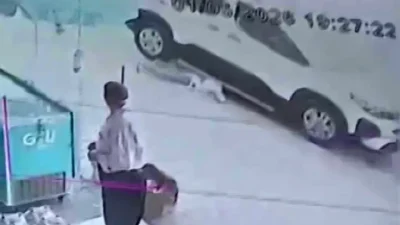 Adana’nın Yüreğir ilçesinde terliğini almak için park halindeki bir otomobilin