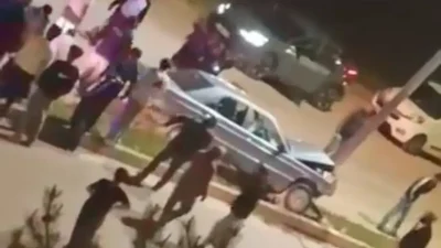 Elazığ’da sürücüsünün direksiyon hakimiyetini kaybetmesi sonucu kontrolden çıkan otomobil, refüjdeki