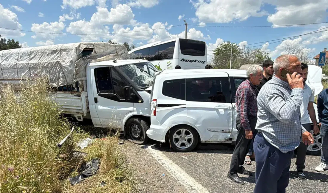 Diyarbakır’da kurbanlık taşıyan bir kamyonet ile hafif ticari aracın çarpışması