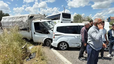Diyarbakır’da kurbanlık taşıyan bir kamyonet ile hafif ticari aracın çarpışması