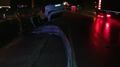 Afyonkarahisar’da kontrolden çıkarak adeta can pazarına dönen yolda takla atan