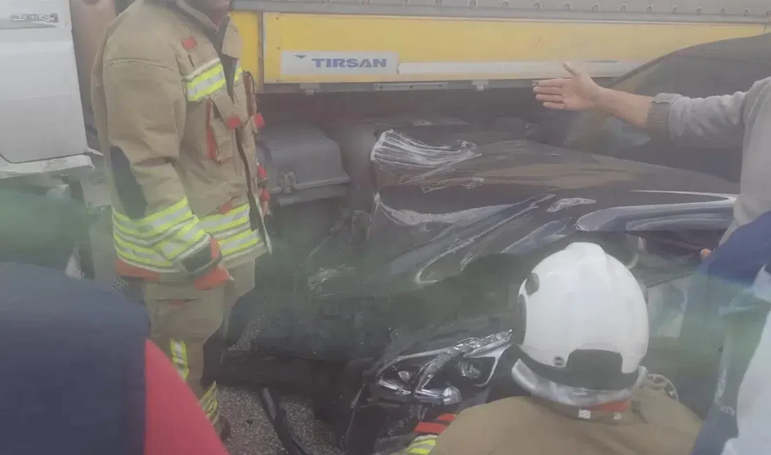 Hatay’ın Kırıkhan ilçesinde kontrolden çıkan bir otomobilin tırla çarpışması sonucu