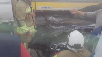 Hatay’ın Kırıkhan ilçesinde kontrolden çıkan bir otomobilin tırla çarpışması sonucu