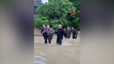 Hatay’da gece boyunca etkili olan şiddetli sağanak yağış hayatı adeta
