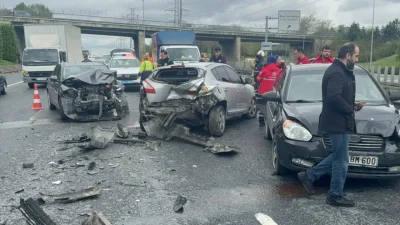 İstanbul Esenler’de meydana gelen ve 4 aracın karıştığı zincirleme trafik