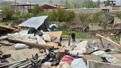 Van’da etkili olan olumsuz hava şartları hayatı adeta durma noktasına