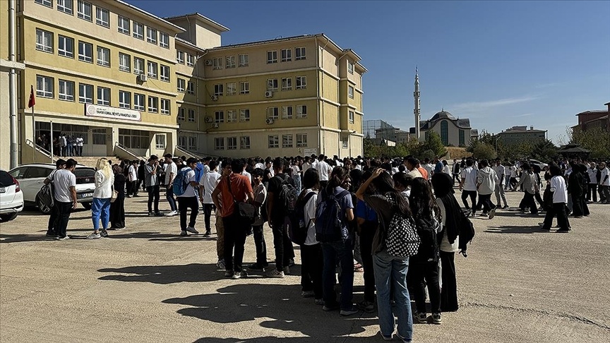 Malatya’da meydana gelen 5.6 büyüklüğündeki deprem sonrasında veliler ve öğrenciler