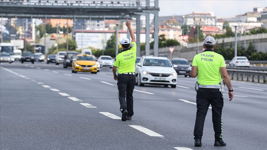 Ramazan Bayramı tatili nedeniyle milyonlarca vatandaş yollara dökülürken, İçişleri Bakanlığı’ndan