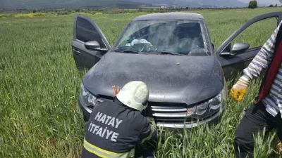 Hatay’ın Hassa ilçesinde sürücüsünün direksiyon hakimiyetini kaybetmesi sonucu yol kenarındaki