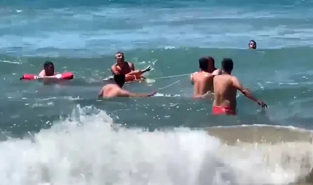Antalya’nın Alanya ilçesinde serinlemek için denize giren bir vatandaşın akıntıya