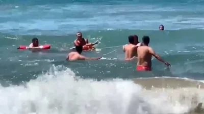 Antalya’nın Alanya ilçesinde serinlemek için denize giren bir vatandaşın akıntıya