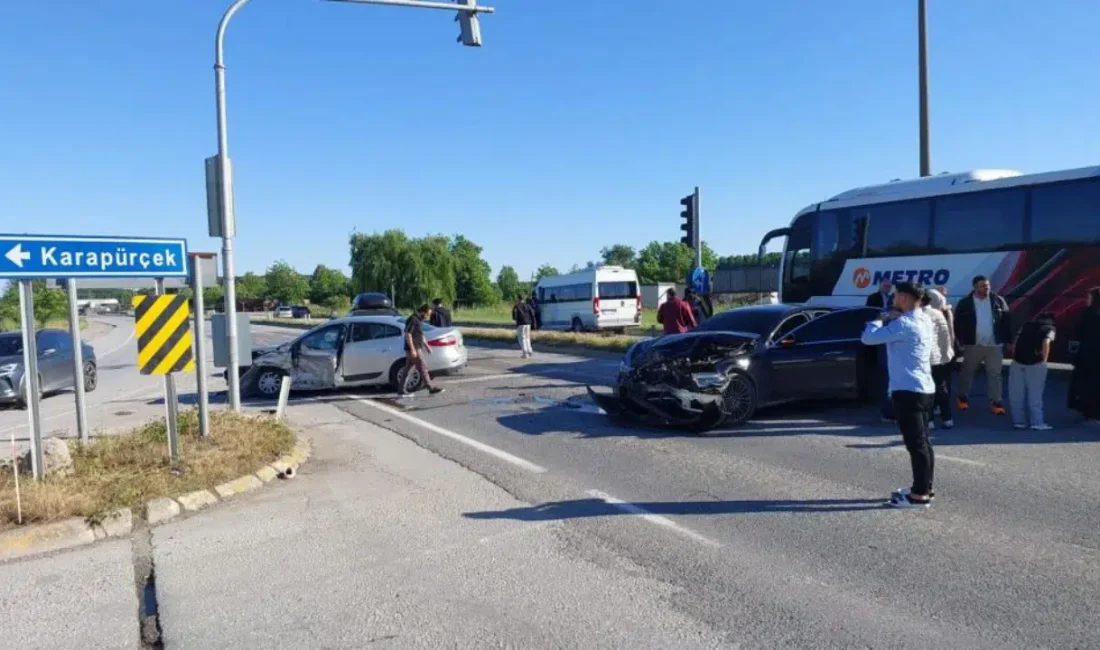 Sakarya’nın Akyazı ilçesinde üç aracın birbirine girmesiyle meydana gelen feci