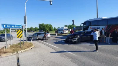 Sakarya’nın Akyazı ilçesinde üç aracın birbirine girmesiyle meydana gelen feci