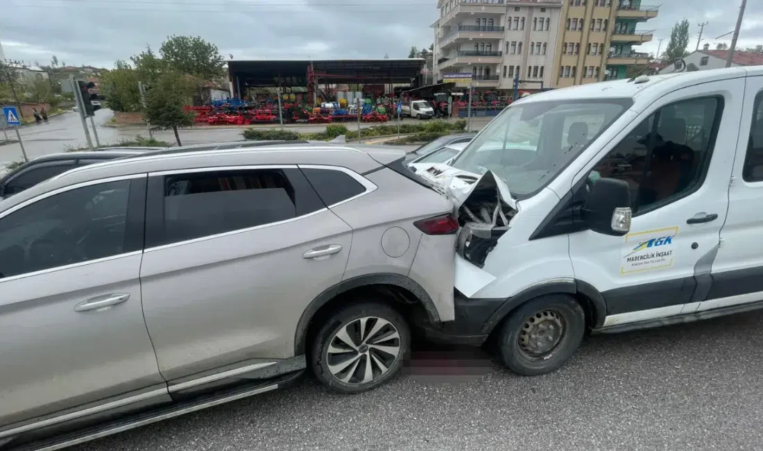 Çorum’da cip, kamyonet ve otomobilin karıştığı şiddetli trafik kazası bölgede